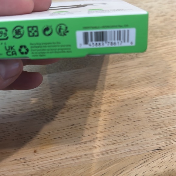 NWT Belkin secure holder with key ring for AirTag - Picture 3 of 3